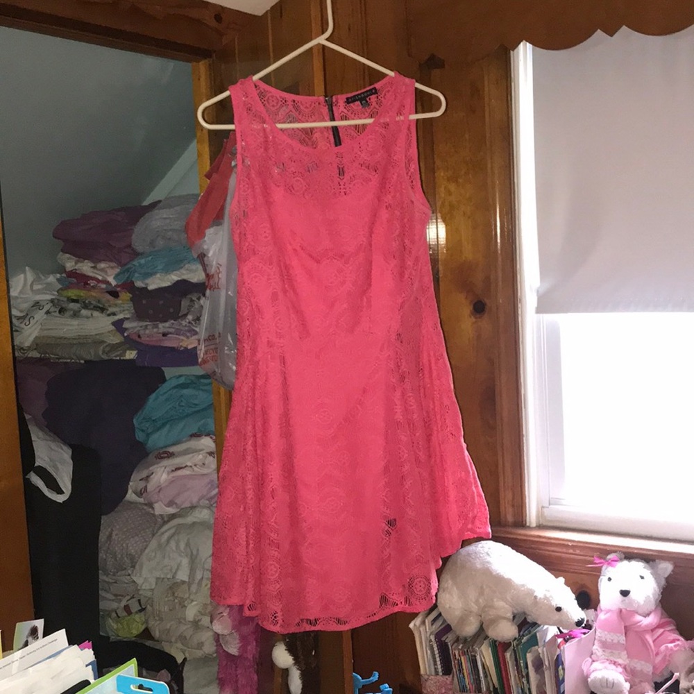 Pink dress with details on it